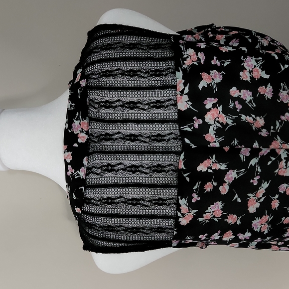 Candie's Floral & Lace Blouse - Picture 7 of 9